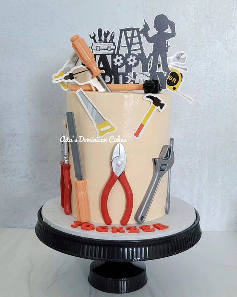 Handyman Cake 🔨⚙️🔨⚙️ . . . . . .#handymancake .#bizcochodominicano🎂🇩🇴 .#cakedominicanoenmiami #suspirodominicano🇩🇴😉 Handyman Cake, Cake