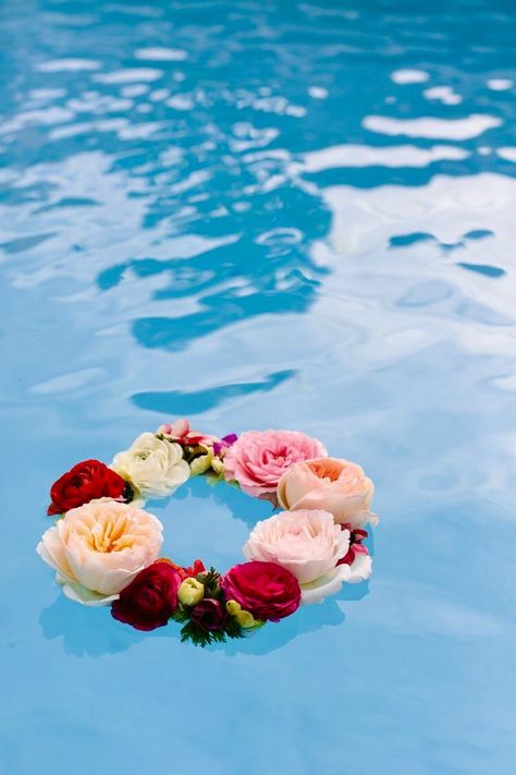 Pool Florals Floating Wreath, Floating Pool Flowers, Floating Flower Arrangements, Pool Wedding Decorations, Pool Party Diy, Diy Flower Projects, Floating Flower, Pool Wedding, Pool Party Decorations