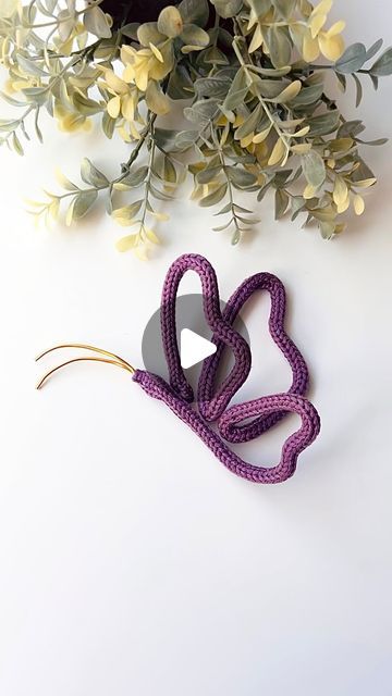 Naty | Handmade Knitted Wire Arts on Instagram: "🧶🚨Calling all beginners! Make this beautiful and easy butterfly using my knitted wire templates. My templates are a game-changer! Say goodbye to the hassle and hello to effortless crafting. Create stunning signs for kids’ playrooms with just a few tools and my templates. The butterfly template is part of my Flower Template bundle available at my Etsy Shop. Grab yours now while they’re on sale. Link in bio! ❤️ . . . #tricotin #knittingwireart #wirebending #WireArt #KnittingTemplate #CraftingEssentials #DIYSigns #BeginnerCrafts #PlayroomDecor #HandmadeDecor #CraftingTools #CraftingSupplies #DIYProjects #CraftingInspiration #CreativeIdeas #HandmadeWithLove #CraftSale #ShopNow #etsyshop #beatseller" How To Make Wire Butterfly, Knitted Art, Kids Playrooms, Easy Butterfly, Wire Bending, Wire Sign, Wire Knitting, Spool Knitting, Beginner Crafts