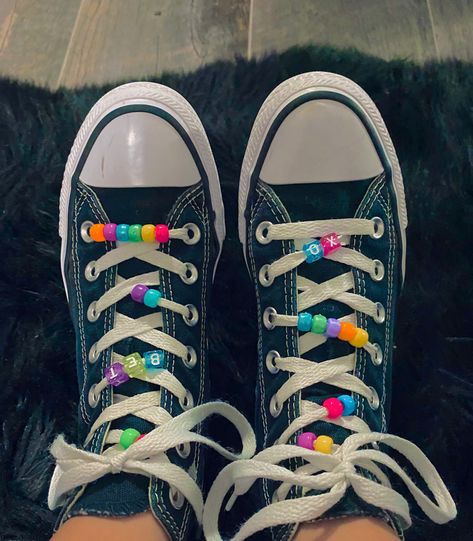 So I’ve been obsessed with ppl beading their shoe laces so i just had to do it💛Comment if u like them😙 Shoelaces Aesthetic, Beaded Shoes Laces, Alt Shoes, How To Lace Converse, Beaded Shoes, Estilo Indie, Indie Girl, Indie Aesthetic, Hype Shoes