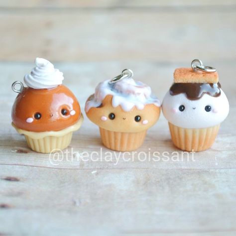 #kawaii #charms #polymer #clay #cute #cupcakes Polymer Clay Cupcake, Polymer Clay Kunst, Fimo Kawaii, Crea Fimo, Easy Polymer Clay, Polymer Clay Dragon, Cupcake Charms, Polymer Clay Kawaii, Fimo Polymer Clay