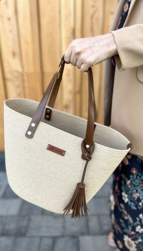 Luxury Bags Collection, Jute Crafts, Diy Bag Designs, Leather Industry, Bag Lunch, Woven Baskets Storage, Office Bag, Rope Crafts, Leather Product