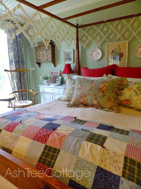 Granny Chic Decor, Tree Cottage, Deco Champetre, Ash Tree, Ideas Hogar, Shabby Chic Bedrooms, Vintage Bedroom, Granny Chic, Country Bedroom