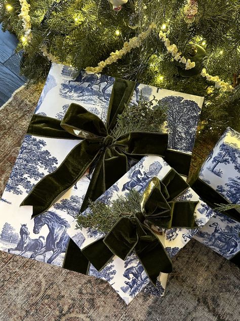 How the Kardashian and Jenner Family Is Wrapping Presents in 2023 - Poosh Kardashian And Jenner, Kardashian Christmas, Gift Guide 2022, Christmas Present Wrap, Wrapping Inspiration, Wrapped Gifts, Wrapping Presents, Jenner Family, Creative Christmas Gifts