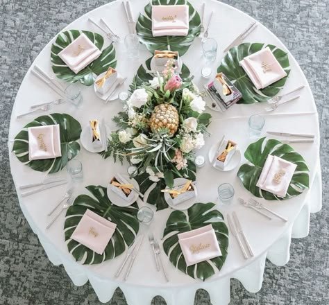 Tropical Dinner Table Setting, Polynesian Theme Party, Samoan Wedding Ideas, 20 Year Vow Renewal Ideas, Tropical Wedding Table Decor, Beach Wedding Table Settings, Chinoiserie Party, Polynesian Party, Boho Tropical Wedding