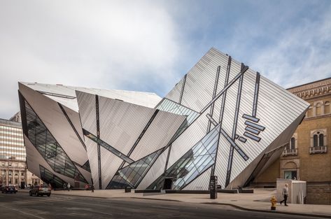 https://flic.kr/p/egsThe | The Crystal at the Royal Ontario Museum | Architect: Daniel Libeskind (2002 - 2007) Location: Toronto, Ontario, Canada  Apparently, the original design for this structure was to be all glass, but concerns about snow melt and urban avalanches meant coming up with an alternative that would channel the snow and melt it safely. Daniel Libeskind Architecture, Architect Career, Museum Architect, Architect Sketchbook, معرض فني, Architect Logo, Daniel Libeskind, Royal Ontario Museum, Architect Drawing