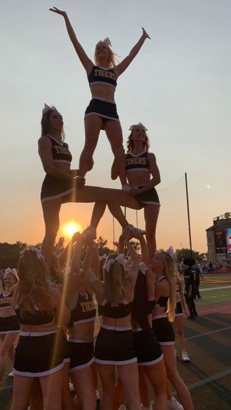 Cheerleader Aesthetic Pictures, Cheer Life Aesthetic, Astetic Cheer Pictures, Cheerleading Aesthetic Wallpaper, Cheer Leading Aesthetic, Cheer Gym Aesthetic, Cheer Aesthetic Pictures, Comp Cheer Aesthetic, Sideline Cheer Aesthetic