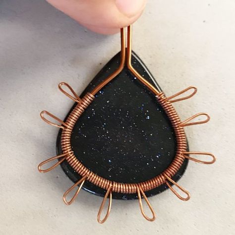 Erika Pal's Wire Prong Pendant | Contemporary Wire Jewelry Wire Weaving Techniques, Jewelry Tutorials Free, Diy Wire Jewelry Rings, Wire Projects, Jewelry Making Patterns, Wire Jewelry Patterns, Wire Jewelry Rings, Wire Wrapped Stone Jewelry, Wire Wrap Jewelry Designs