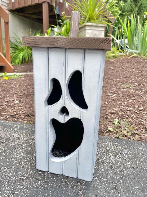 Rustic wooden white Jack-O-Lantern ghost Halloween decor. Stands out from the rest. Designed to look like a pumpkin. Bottom is left open so you can place it over multiple size (battery) candles. Wooden Ghosts Halloween, Wood Jack O Lantern Diy, Wooden Halloween Crafts, Jack O Lantern Diy, Wooden Fall Decor, Ghost Halloween Decor, Lantern Ghost, Pallet Pumpkin, Wood Halloween