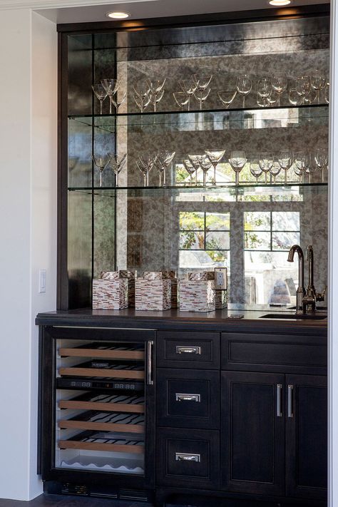 53+ Mirror Backsplash ( UNIQUE & STYLISH ) - Reflective Backsplashes Backsplash Coffee Bar, Mirror Backsplash Bar, Backsplash Unique, Mirror Backsplash Kitchen, Mirror Tile Backsplash, Antique Mirror Backsplash, Mirrored Backsplash, Wet Bar Ideas, Antique Mirror Tiles