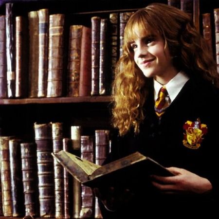 17 Books To Read If You Like 'Harry Potter' & Miss The Wizarding World | Romper Hermione Granger Study, Hermione Granger Aesthetic, Emma Watson Harry Potter, Harry Potter Hermione Granger, Buku Harry Potter, Images Harry Potter, Hogwarts Aesthetic, Harry Potter Hermione, Harry Potter Cast