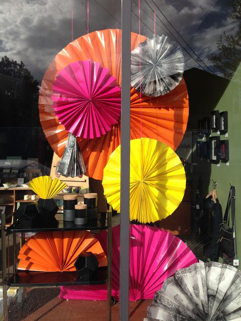 Spring Window Display, Summer Window Display, Summer Window, Decoration Vitrine, Store Window Displays, Spring Window, Retail Windows, Store Windows, Store Window