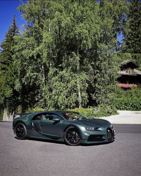 Bugatti Chiron Sport finished in both gloss and satin exposed Green carbon fiber w/ Black accents and the number “18” painted in the front grill Photo taken by: @kuntzye on Instagram Green Bugatti, Bugatti Chiron Black, Green Carbon Fiber, Bugatti Chiron Sport, Range Rover Sv, Woman Sport, Sport Aesthetic, Luxury Cars Audi, Wallpaper Luxury