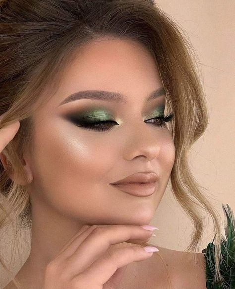 Eye Makeup Prom, Emerald Eye Makeup, Makeup Verde, Green Dress Makeup, Green Eyeshadow Look, Dresses Dinner, Gold Makeup Looks, Emerald Dress, Makeup Gold