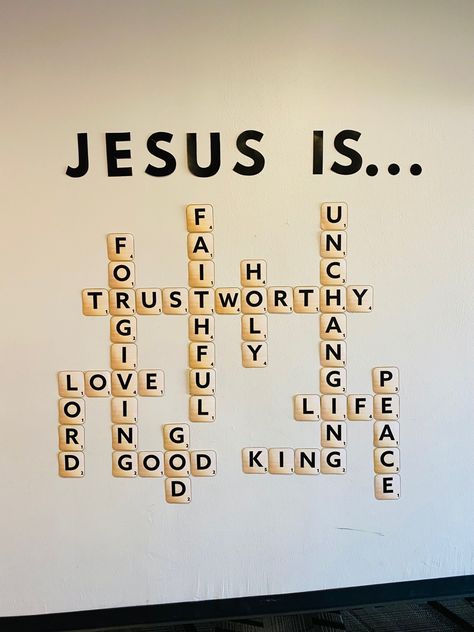 Worship Room Ideas House, Catholic School Bulletin Board Ideas, Sunday School Classroom Ideas, Easter Church Bulletin Boards, Church Bulletin Board Ideas, Jesus Bulletin Boards, Kids Ministry Rooms, Catholic Bulletin Boards, Sunday School Classroom Decor