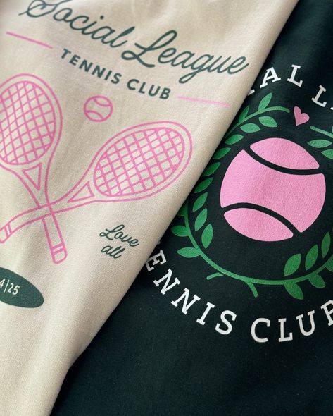 NEW SWEATSHIRT LAUNCH – Live on the site right now! Introducing ✨the Paige!✨ The Paige is one of our new customizable sweatshirts designed for our fall collection. Paige is sporty yet feminine, bringing a perfect blend of style and strength to the tennis court. In the Paige, your team will dominate with confidence and grace. 💪🎀 Like all our collections, the Paige is made-to-order, so the look you create for your tennis team will be uniquely yours. 🎾 Don’t miss out—get yours before the seas... Tshirt Prints, Tennis Girl, Tennis Art, Tennis Team, Sports App, Tennis Clubs, Sporty Outfits, Fall Collection, Sweatshirt Designs