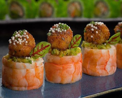 Resep Sushi, Sushi Buffet, Sushi Recipes Homemade, Canapes Recipes, Food Plating Techniques, Sushi Menu, Sushi Platter, Crispy Shrimp, Decorações Com Comidas