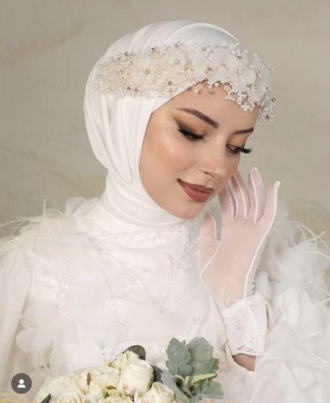 Bride Hair Down, Make Up Bridal, Wedding Hijab Styles, Bridal Hijab Styles, Sweet Wedding Dresses, Hijabi Brides, Wedding Makeup Bride, Muslimah Wedding Dress, Bridal Hijab