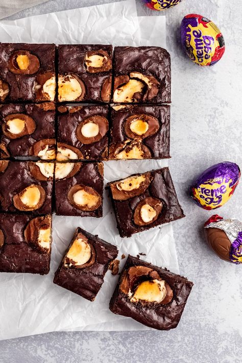 Creme Egg Brownies - Deliciously thick and fudgy brownies that are rich in chocolate flavour, and stuffed full of Cadbury's Creme Eggs. These are the PERFECT brownies for Easter! Cadbury Brownies, Easter Brownies, Peanut Butter Easter Eggs, Creme Eggs, Cadbury Creme Egg, Perfect Brownies, Best Chocolate Desserts, No Egg Cookies, Creme Egg