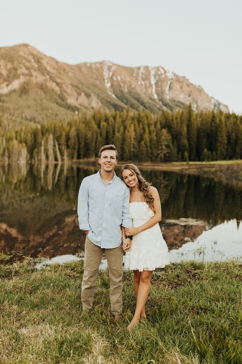 Engagement Photos Colors Scheme, Engagement Photos State Park, Engagement Pictures With Bouquet, Engagement Photoshoot Ideas Mountains, Cute Engagement Photo Outfits, Mens Outfits For Engagement Pictures, Summer Mountain Engagement Photos, Landscape Engagement Photos, Wyoming Engagement Photos