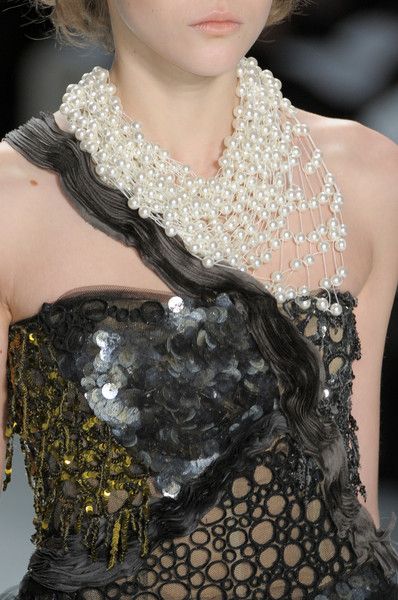 Vera Wang ~ New York Fashion Week Fall 2010 Runway Jewelry, Pearl Embroidery, High Fashion Dresses, Wear Pearls, Women's Outfits, Couture Designers, Blair Waldorf, Beautiful Gowns, Vera Wang