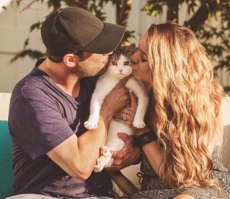 Family Christmas Pictures With Cat, Christmas Card Photo Ideas For Couples With Cats, Family Photos With Cats, Cat Photoshoot With Owner, Cat Parents Couple, Cat Family Photos, Retro Family Photoshoot, Cat Family Photo, Couple With Cat