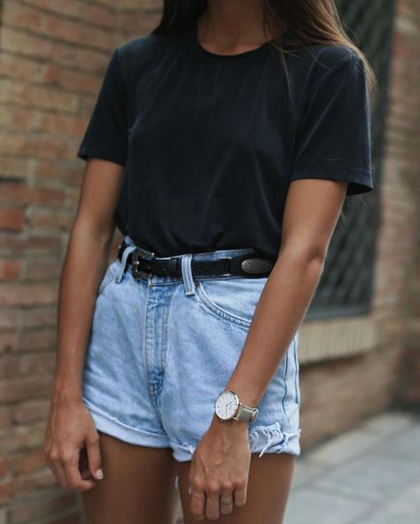 Millennials Fashion, Black Tees, Mode Boho, Mode Casual, Looks Street Style, Vintage Grunge, Mom Shorts, Casual Summer Outfit, 가을 패션