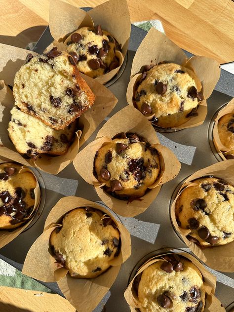 The Best Mouthwatering Light & Fluffy Chocolate Chip Muffins (With VIDEO) - Munchies By Mallory Fluffy Chocolate Chip Muffins, Homemade Chocolate Chip Muffins, Chocolate Chip Muffins Recipe, Chocolate Chip Muffin, Muffins Breakfast, Chocolate Chip Muffin Recipe, Types Of Chocolate, Sweet Breads, Chocolate Chip Muffins