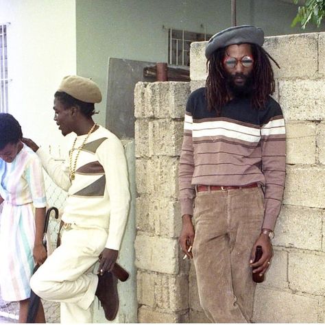 🇬🇧Greetings Reggae Warriors ❤️💛💚 We hope your having an Irie Day😎 Who can guess who is in this Photograph🏆 #soundsystemwednesdays… Jamaican History, African Streetwear, Chefs Jacket, Tropical Photoshoot, 70s Casual, Vintage Jamaica, Black Runway, Bad Brains, Reggae Bob Marley