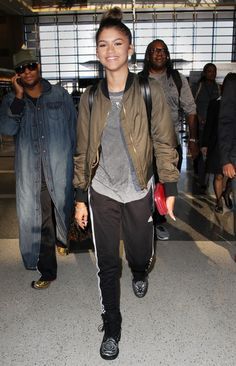 Zendaya gave her jet-setting style a tomboy-ish charm with black Adidas trackpants that she styled with a gray tee and a green bomber. Adidas Sweatpants Outfit, Adidas Pants Outfit, How To Wear Sweatpants, Tomboy Stil, Sweatpants Outfit Ideas, Jogger Outfit, Adidas Hose, Sweatpants Outfits, Zendaya Style