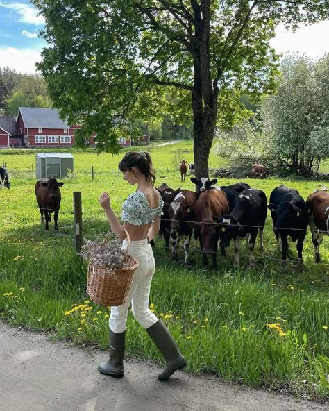 @loreleya_yuliia on instagram Farm Outfits Aesthetic, Farm Aesthetic Outfit, Baking Cottagecore, Farmcore Outfit, Farming Life, Miley Stewart, Cottagecore Outfit, Rodeo Boots, Farmer Girl