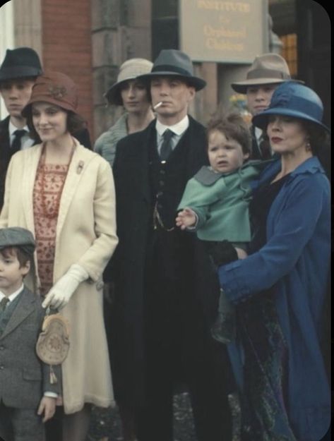 The Shelby Family, Shelby Family Peaky Blinders, Tommy Shelby And Lizzie, Thomas Shelby And Lizzie, Peaky Blinders Family, Peaky Blinders Women Fashion, Ada Thorne, Lizzie Stark, Cillian Murphy Family