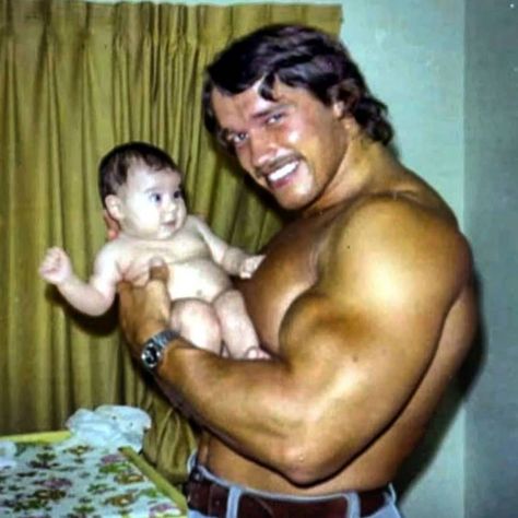 Let's see the best caption 😂💥 ••• ••• ••• Check out our big sales on Arnold Outlet❗ 🔥Link in bio🔥 🌍Worldwide shipping🌏 Young Arnold Schwarzenegger, Famous Bodybuilders, Arnold Schwarzenegger Muscle, Kindergarten Cop, Arnold Schwarzenegger Movies, Old Bodybuilder, Arnold Schwarzenegger Bodybuilding, Schwarzenegger Bodybuilding, Body Builders