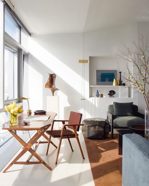 Neal Beckstedt on Instagram: “Get that sun ☀️ Our first project in @elledecor 📷 @ericpiasecki 🏠 West Chelsea Residence 📚 @elledecor . . . . . . . .…” Desk In Front Of Window, Neal Beckstedt, Interior Design Secrets, Best Office, Furniture Placement, Trendy Home, Home Library, Office Interior Design, Home Office Design