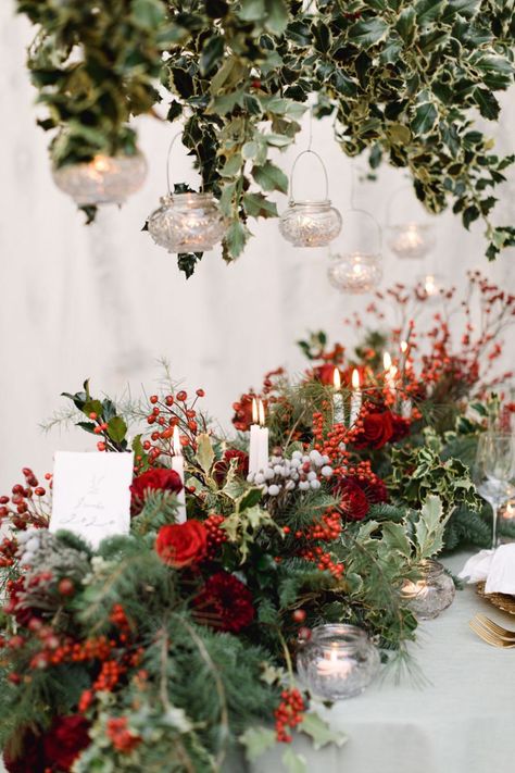 Red Winter Wedding Decorations, Christmas Wedding Red And Green, Floral Winter Wedding, Winter Wedding Poinsettia, Winter Wedding Flower Decorations, Christmas Table Red And Green, Red Green Wedding Decor, Christmas Wedding Table Decorations Centerpieces, Red And Green Table Decor