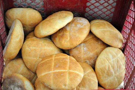 Sweet Yeast Bread, Sweet Yeast Dough, Vinegar And Oil, Easter Bread Recipe, Nut Rolls, Yeast Dough, Hard Cooked Eggs, Easter Bread, Vegetarian Cabbage