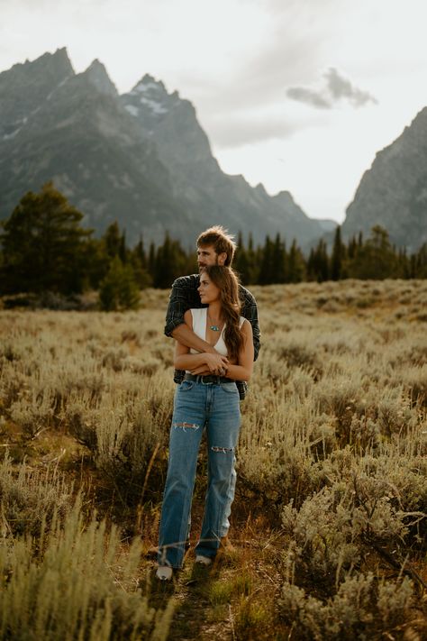 Teton engagement session in Jackson Hole, Jackson Hole photographer Jackson Hole Photoshoot, Jackson Hole Engagement Photos, Montana Engagement Photos, Hole Aesthetic, Sparrow Photography, Cute Country Couples, Mountain Couple, Couple Engagement Pictures, Country Couples