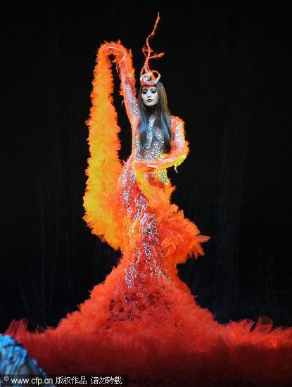 Phoenix by Guo Pei Gui Pei, Chinese Couture, Geisha House, Phoenix Costume, Fire Elemental, Guo Pei, Artistic Fashion, Extreme Fashion, Clothing Art