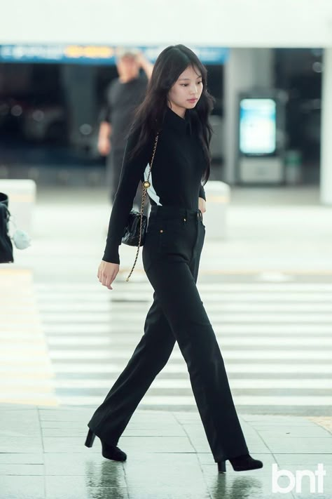 Jennie Airport Style, Jennie Airport, Rome Outfits, Jennie Fashion, Chique Outfit, Denim Jeans Fashion, Airport Look, Casual College Outfits, Icn Airport