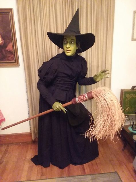 Elphaba Cosplay, The Witches Of Oz, Clever Halloween, Wicked Witch Of The West, Witch Of The West, Clever Halloween Costumes, Witch Halloween Costume, Witch Halloween, Wicked Witch