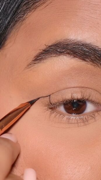 Best Cat Eye Eyeliner, Wing Eyeliner Makeup Look, How To Do Eyeliner Wings, How To Make Eyeliner Wings, How To Do The Perfect Winged Eyeliner, Wing Eyeliner For Round Eyes, Wing Eyeliner With Eyeshadow, Bay Wing Eyeliner, Winged Eyeliner Hacks Easy