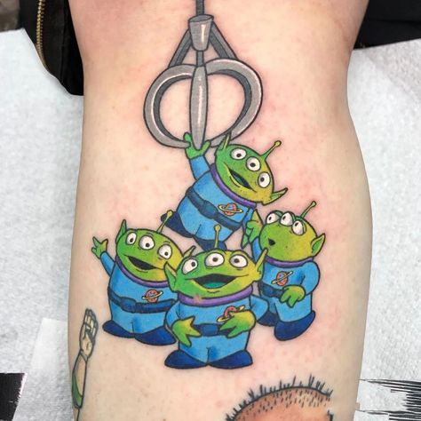 Toy Story Alien Tattoo, Tattoo Machine Drawing, Tattoo Machine Design, Toy Story Tattoo, Tattoo Ink Sets, Movie Tattoo, Pen Tattoo, Cartoon Character Tattoos, Alien Tattoo