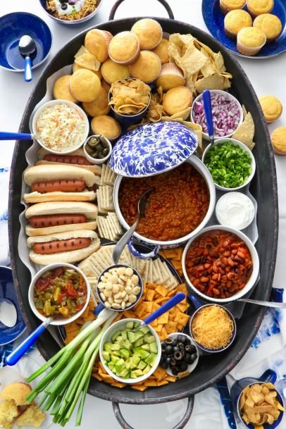 Halloween Chili Charcuterie Board, Chili Condiment Bar, Halloween Chili Party, Chilli Charcuterie Board Ideas, Chili Bar Ideas Fall Party, Chili Fixings Bar, Chilli Charcuterie Board, Chilicuterie Board, Chili Boards