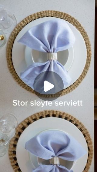 Mona litland on Instagram: "BIG BOW🎀 er ikke denne fin vel!!! 🤩🤩 
 Stoffservietter kan virkelig gi en WOW faktor til bordet. Og jeg elsker sløyfer!!! 
.
.
.
.
.
.
#napkins #serviett #napkinsfolding #tablesetting #tabledecor #tablescapeinabox #borddekking #fest #party #rose #serviette #holiday #interiør #design #rosé" Paper Napkin Folding Bow, Napkin Ring Folding, Paper Napkin Folding Ideas, Napkins Folding, Table Scaping, Napkin Ideas, Napkin Art, Easy Napkin Folding, Paper Napkin Folding