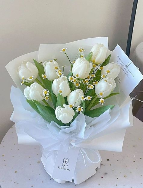 𝙀𝙭𝙪𝙡𝙖𝙣𝙨𝙞𝙨 on Twitter: "pretty bouquet https://t.co/k03MlM4nXX" / Twitter Exulansis On Twitter, Aesthetic Artsy, Pretty Bouquet, Big Mama, Soft Grunge Aesthetic, Prettiest Bouquet, Boquette Flowers, Flowers Photography Wallpaper, White Tulips