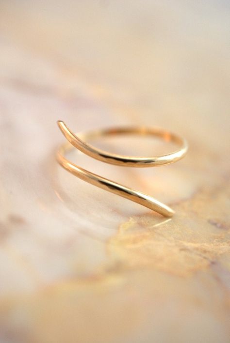 This item is made to order and will ship after 7-10 business days. That time does not include holidays, weekends or shipping time! This ring a new and improved version of the Original Hammered Helix Spiral Ring! I twist a length of Gold-Filled wire into a spiral shape and gently hammer it then curve the edges to fit around the finger. The light hammered effect adds lots of shine and sparkle, so even through the wire itself is very light and feminine, the ring has a big impact overall. This ring Modern Gold Ring, Minimalist Gold Ring, Hand Jewelry Rings, Gold Wrap Ring, Jewelry Hacks, Unique Gold Rings, Ring Finger Tattoos, Curve Ring, Spiral Ring