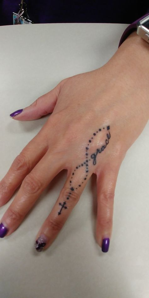 Hand Tattoos For Women Cross, Rosary On Finger Tattoo, Rosary Around Finger Tattoo, Cross Finger Tattoos For Women, Rosery Tattoos On Hand, Small Cross Finger Tattoos For Women, Christian Henna Designs, Finger Rosary Tattoo, Christian Hand Tattoo