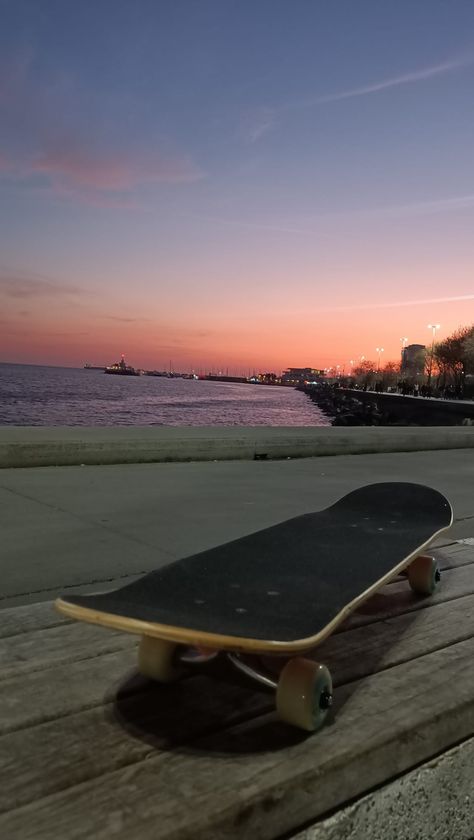 Skateboard Sunset, Skateboard Aesthetic Wallpaper, Skateboard Images, Skateboard Wallpaper, Skateboarding Aesthetic, Skate Vibes, Surfing Aesthetic, Skate Aesthetic, Old School Skateboards