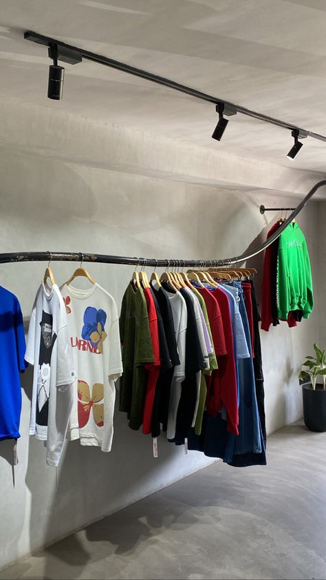 Streetwear Pop Up Shop, Warehouse Decor Ideas, Minimalist Store Design, Clothing Store Aesthetic, Small Clothing Store Interior, Clothing Rack Aesthetic, Streetwear Boutique, Clothes Shop Design, Vintage Store Ideas