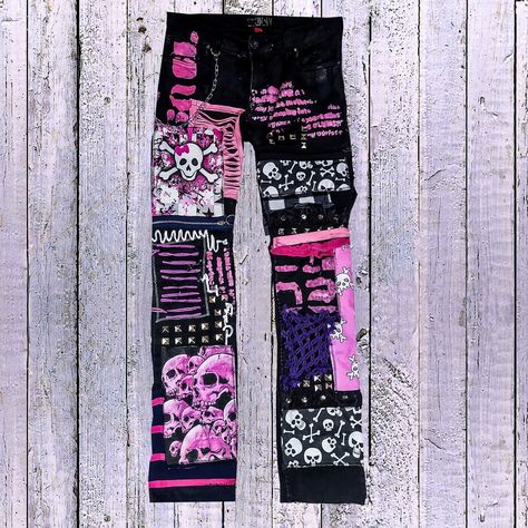 Painting Ideas On Jeans, Grunge Painting Ideas, Alt Clothes Diy, Alt Diys, Grunge Painting, Battle Vest, Punk Fashion Diy, Alt Clothes, Upcycle Clothes Diy